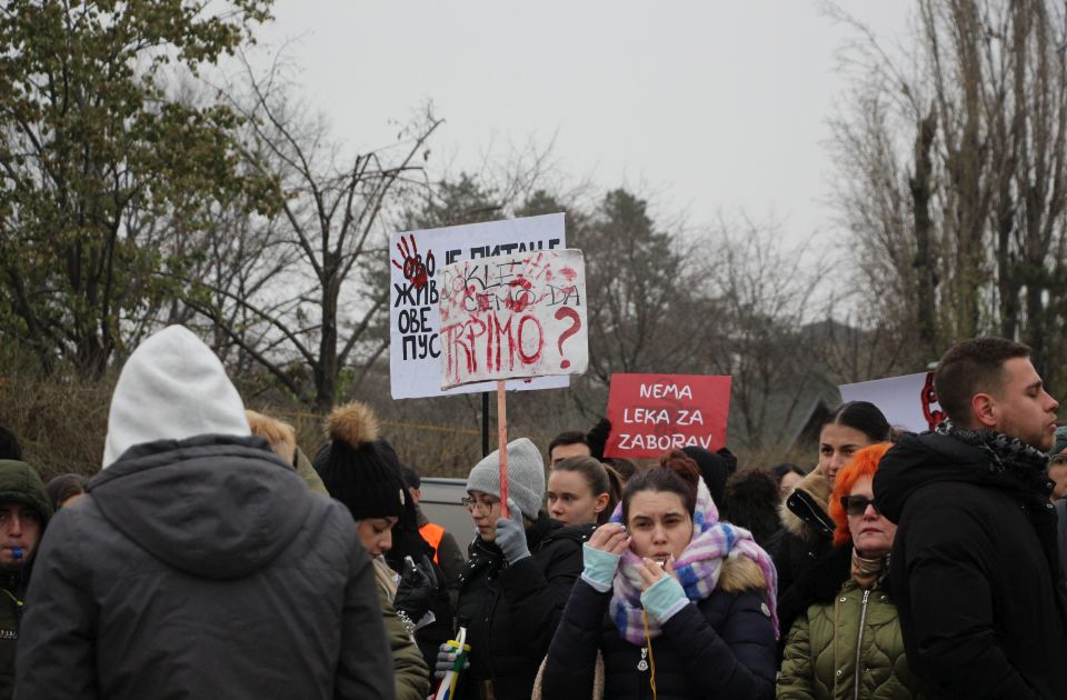 Gaze studente i potežu noževe: Medicinari se pitaju šta je sledeće?