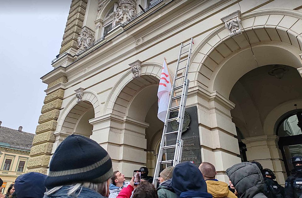 VIDEO, FOTO: Završena blokada Gradske kuće, gradonačelnik osudio upad