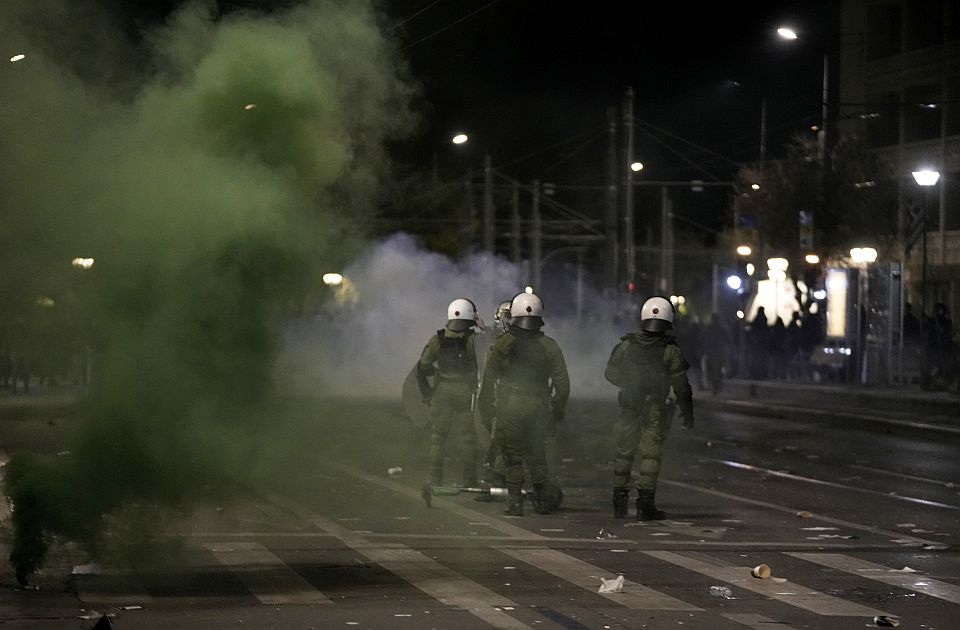 Počelo kao miran protest ispred parlamenta: Sukob policije i demonstranata u Atini