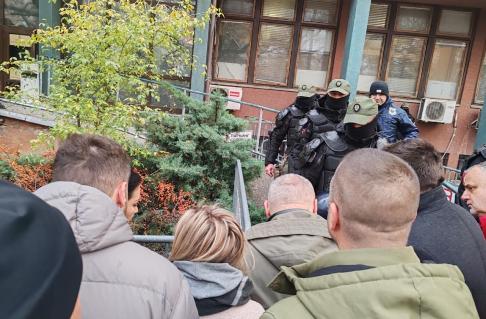 FOTO, VIDEO Nova blokada novosadskog suda: Krcato žandarmerijom i policijom, došlo do guranja