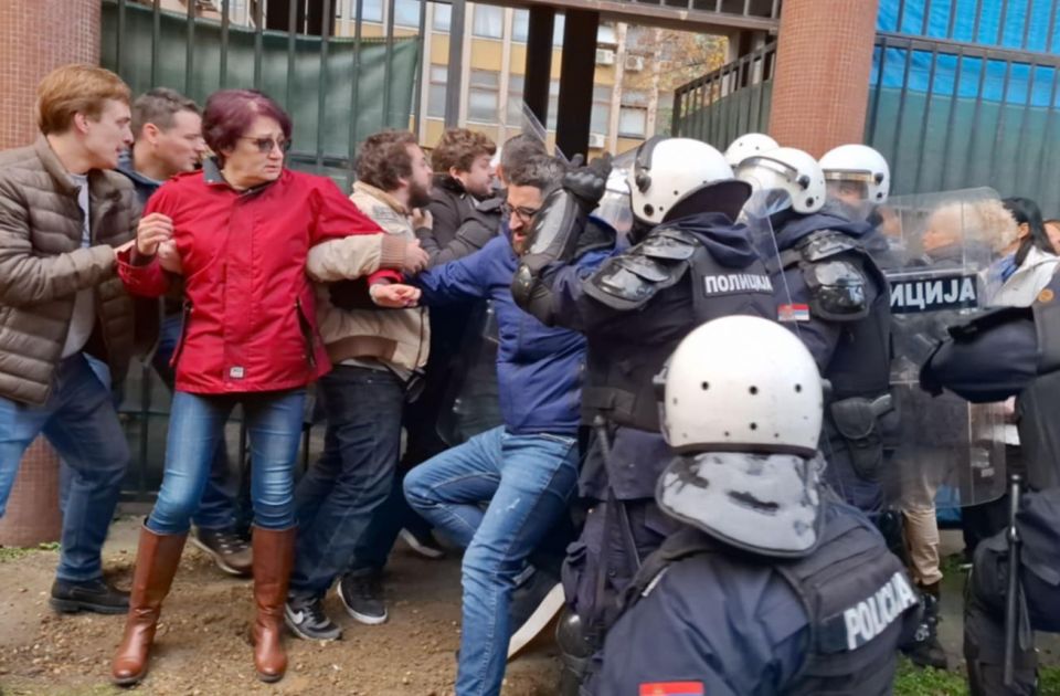 FOTO, VIDEO U toku blokada novosadskog suda, ponovo guranje opozicije i policije