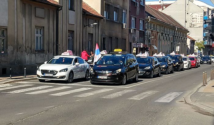 FOTO, VIDEO: Završena protestna vožnja novosadskih taksista, novi protest sutra