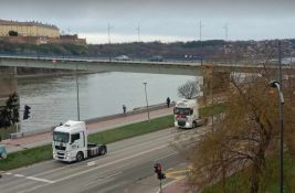 VIDEO: Kolona kamiona okićenih zastavama i badnjacima uz trubljenje prošla Novim Sadom