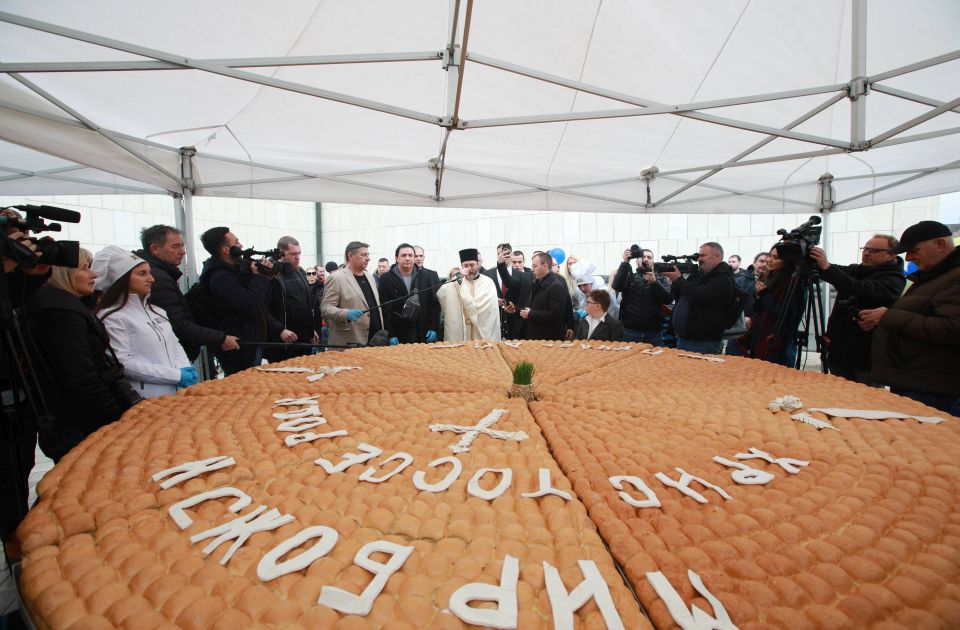 FOTO: Ispred Hrama Svetog Save lomljena česnica od 200 kg i sa 33 zlatna dukata