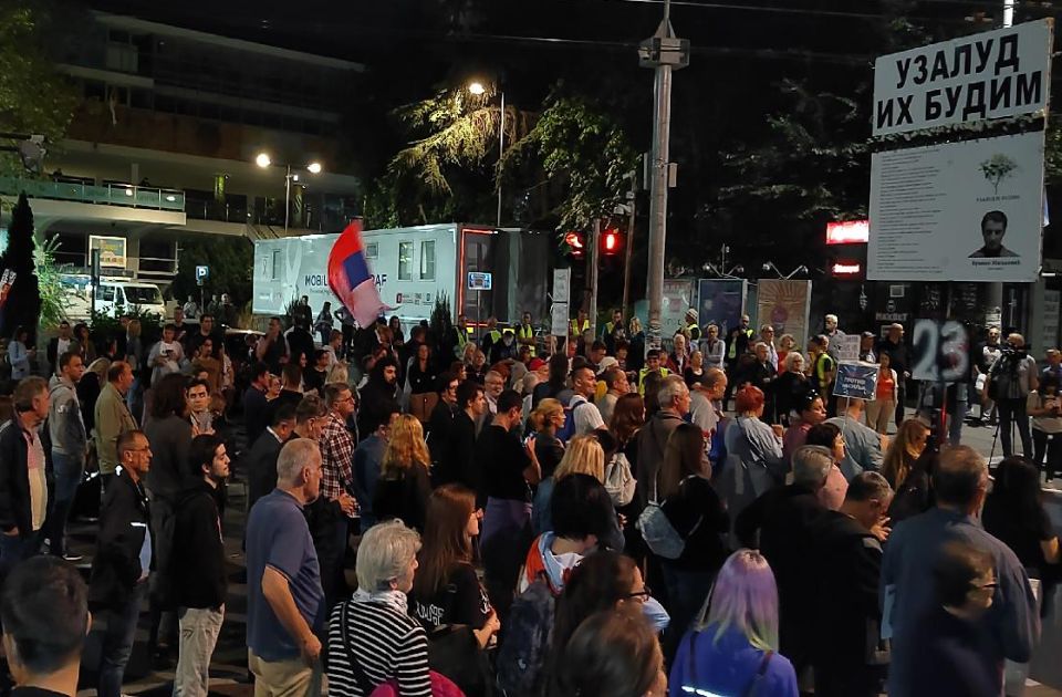 FOTO Završen protest "Srbija protiv nasilja": Šetnja do predsedništva i manji incident tokom govora