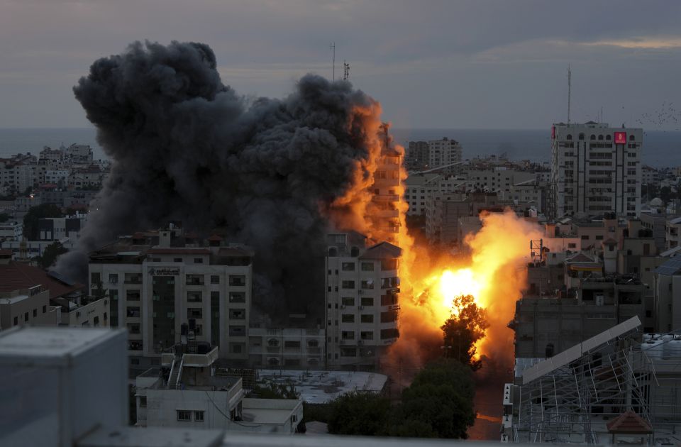 FOTO Izraelska vojska pogodila višespratnice u Gazi: Stanari ranije upozoreni, Hamas preti Tel Avivu