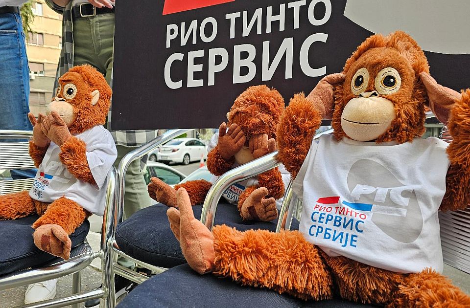 FOTO Tri plišana majmuna ispred RTS i poziv na protest: "Rio Tinto, marš iz Srbije"