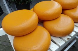 Saobraćajni policajac u Nemačkoj sa mesta udesa ukrao 180 kilograma čedar sira i dobio otkaz 