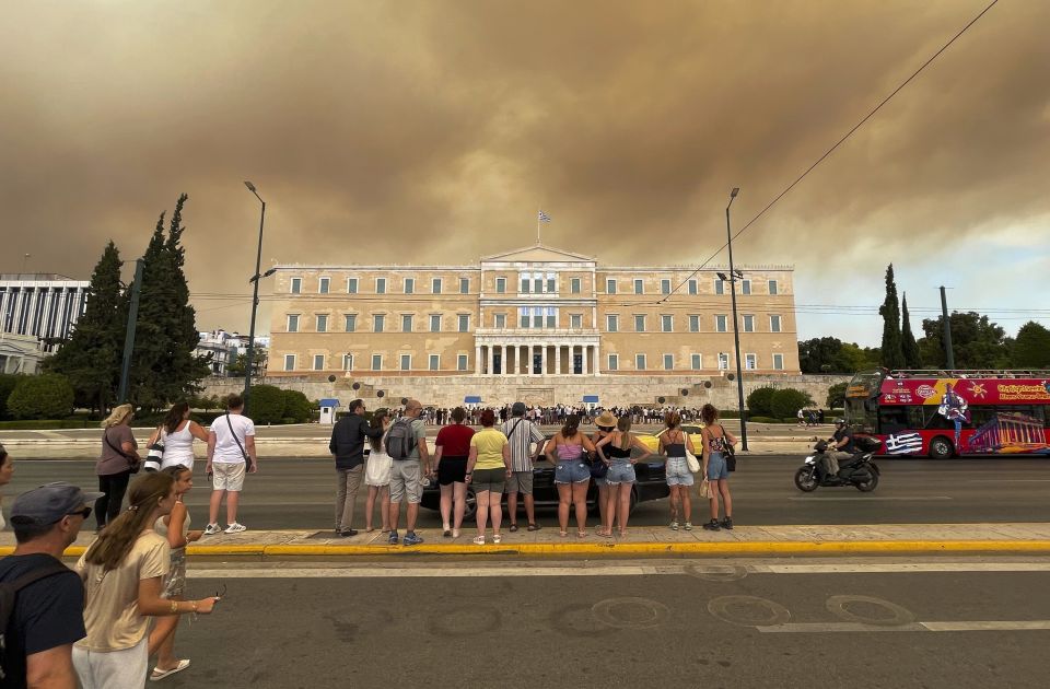 VIDEO: Ogroman požar kod Atine, evakuisano 200 osoba