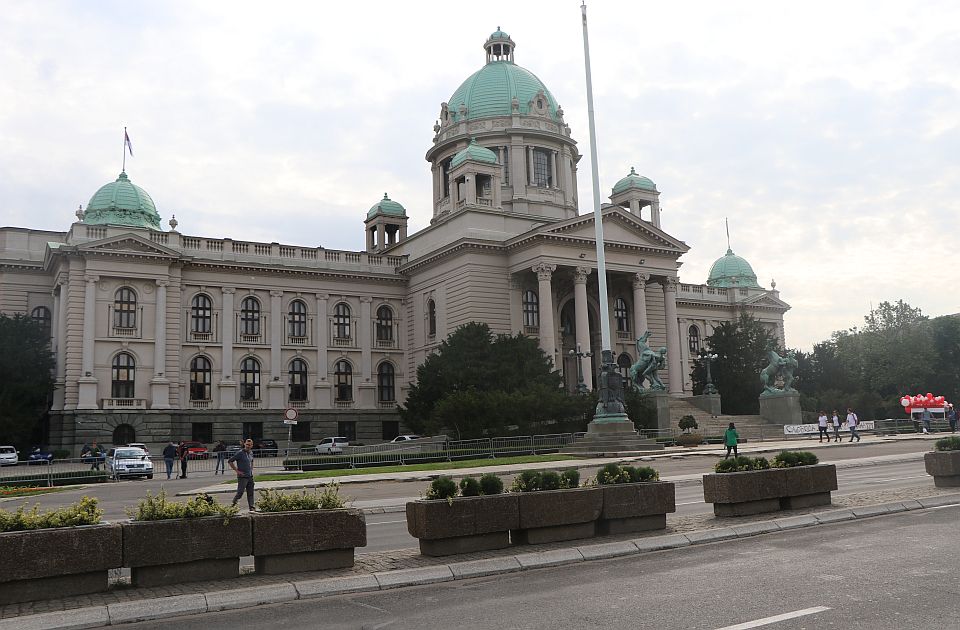 FOTO: Cenzura u Skupštini - koriguju se transkripti da se ne vidi kako naprednjaci vređaju