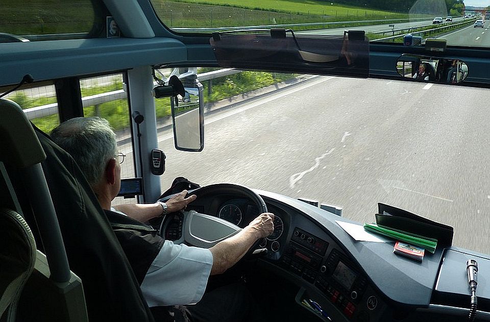 Sindikat GSP: Autobusu privatnog prevoznika u Beogradu eksplodirala guma i završila na trotoaru