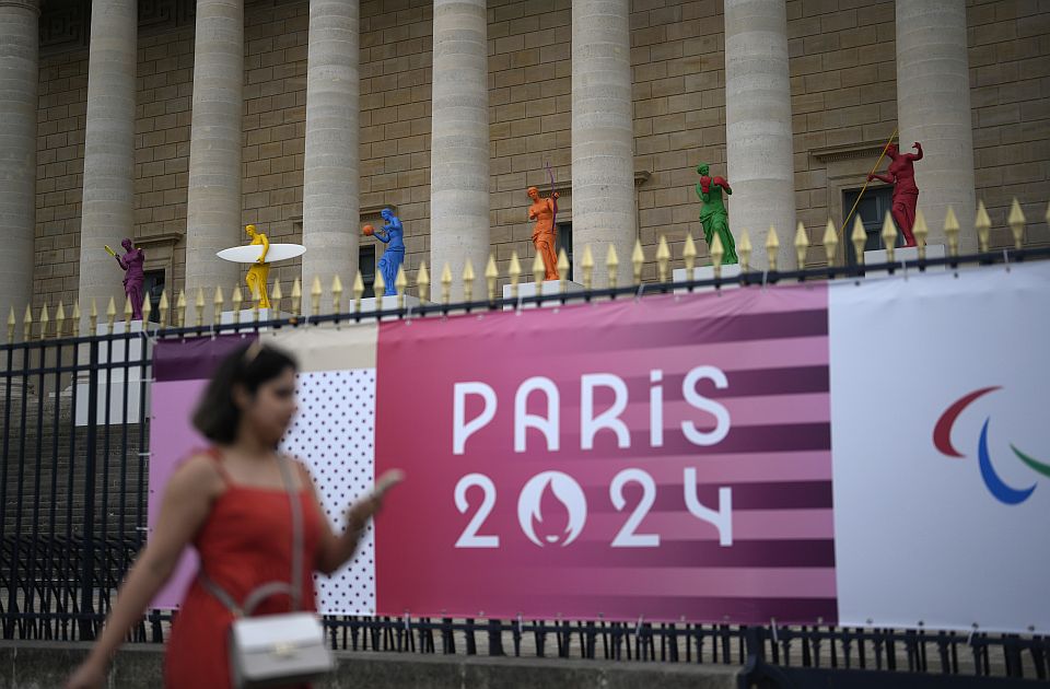 Olimpijska baklja sutra stiže u Pariz, velika ceremonija uz poznate ličnosti
