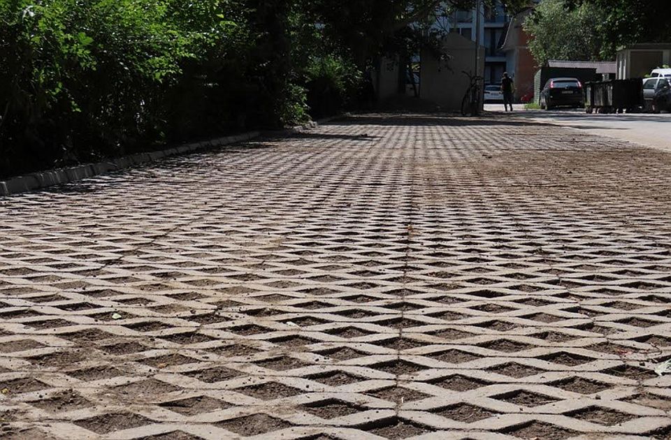 FOTO Završeno uređenje parkinga u delu Detelinare: "Očuvana su stabla i zelena površina"