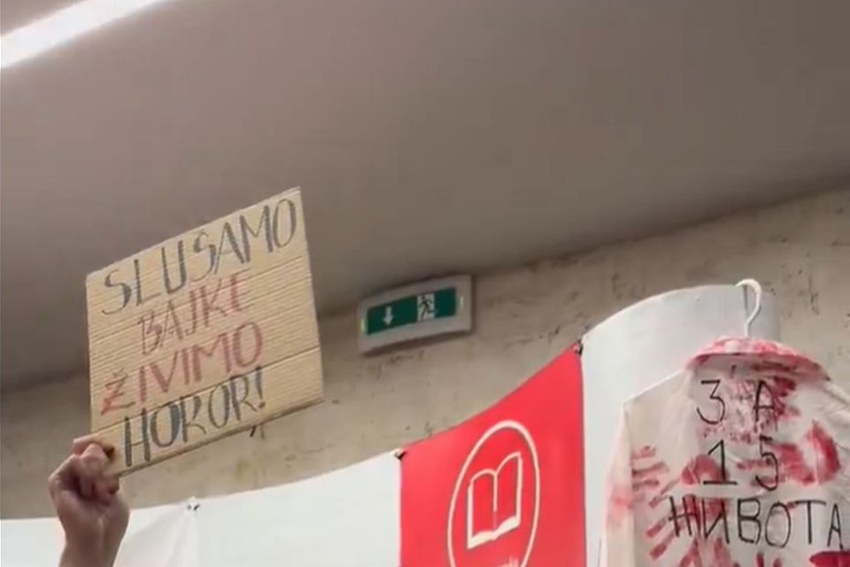 VIDEO: Studenti na Medicinskom fakultetu u Nišu bukom sprečavaju održavanje ispitnog roka