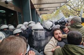 VIDEO Opozicija i policija kratko u klinču kod suda: Zakatančeni ulazi, uhapšen jedan građanin