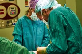 Pacijentkinji u Rumuniji uklonjen najveći tumor štitaste žlezde u Evropi
