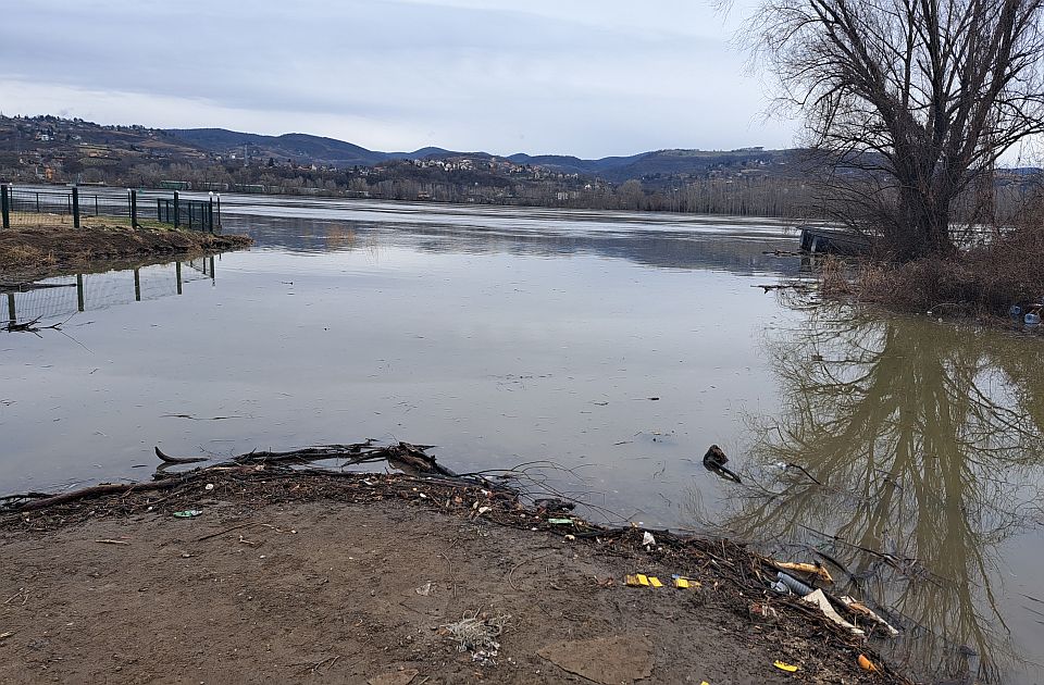 Vrh plavnog talasa prolazi pored Novog Sada, sledi povlačenje Dunava