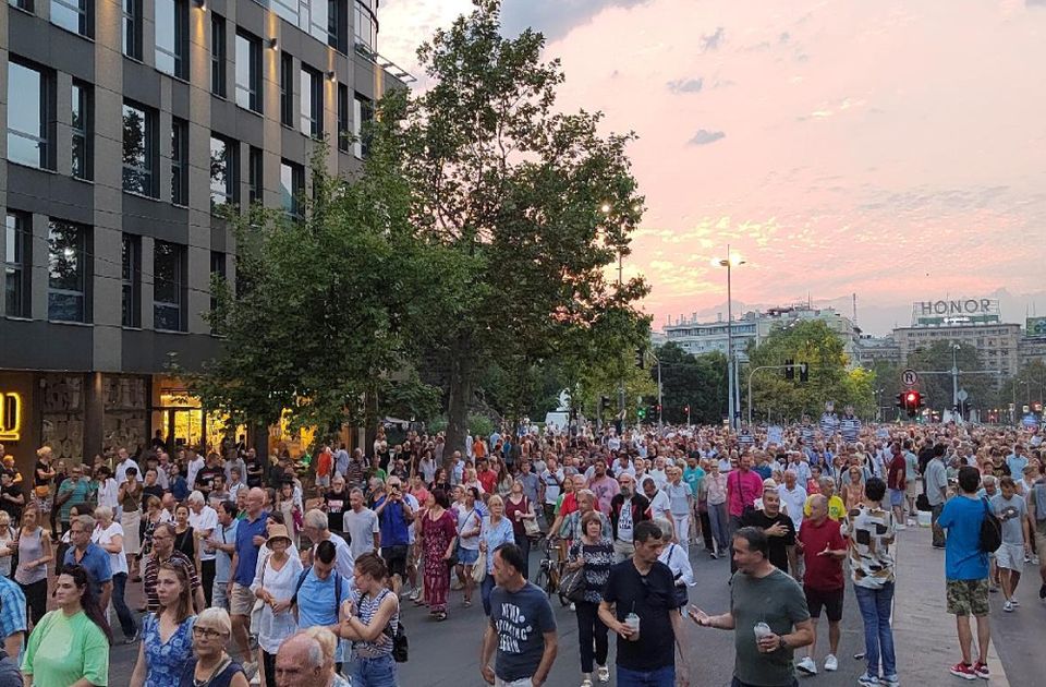 FOTO, VIDEO Završen protest "Srbija protiv nasilja": Šetnja do Ministarstva prosvete i Predsedništva