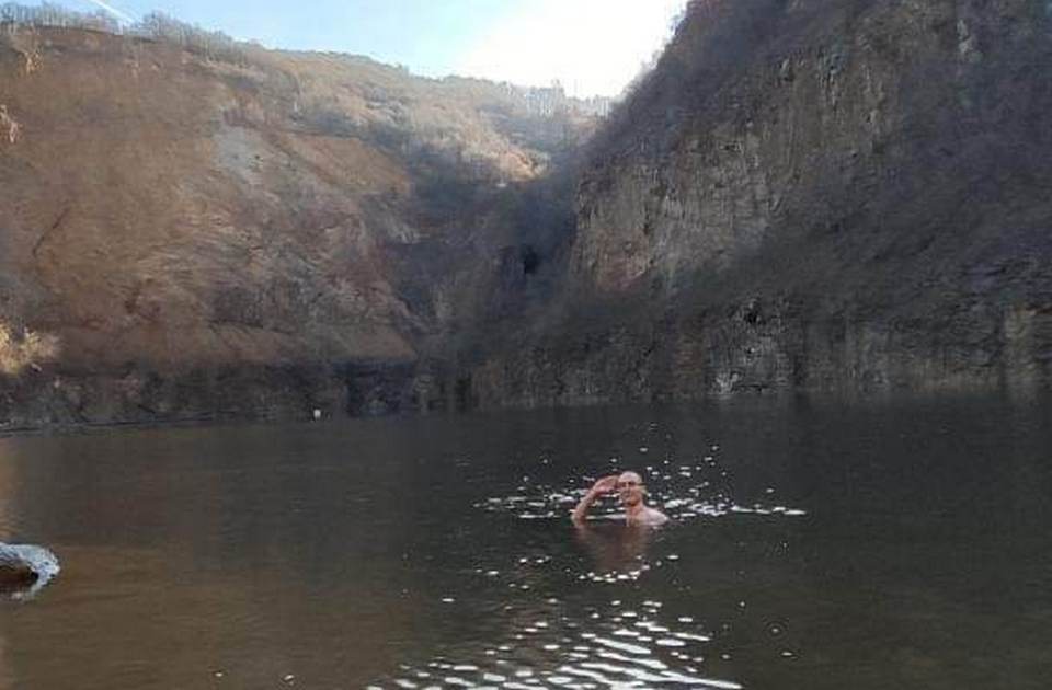 FOTO: Godinu "otvorili" kupanjem u Ledinačkom jezeru