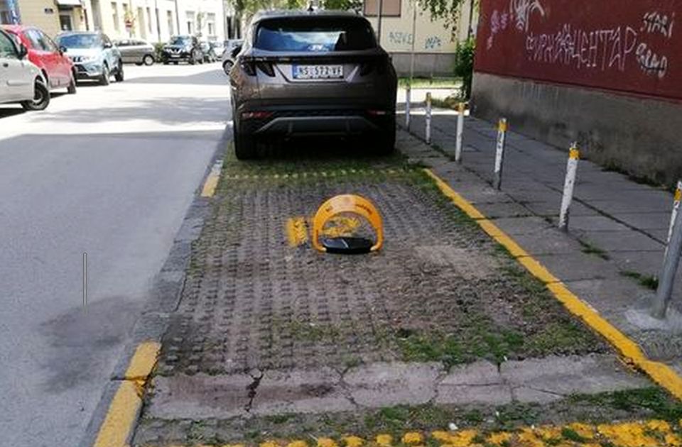 FOTO: Stanarka na rezervisano parking mesto postavila barijeru da niko ne može da se parkira