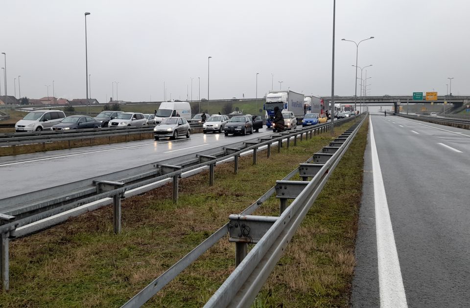 Na auto-putu kod Velike Plane kolona 10 kilometara, gužva i na "Milošu Velikom"