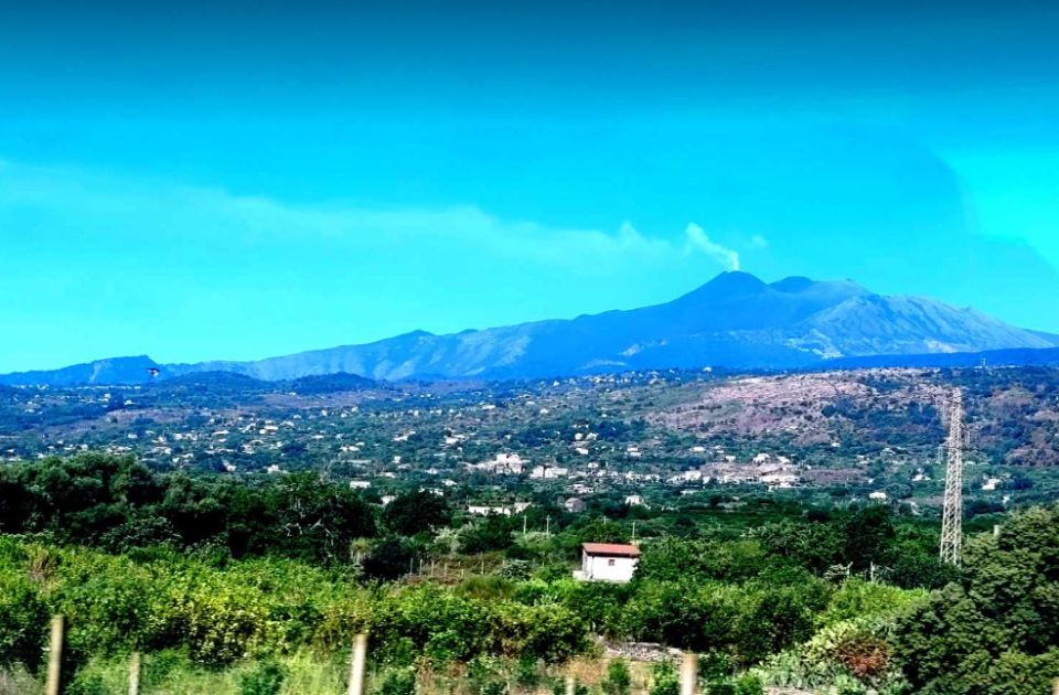 Etna ponovo eruptirala: Zatvoren aerodrom u Kataniji, pepeo prekrio avione