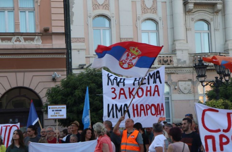 "Klackanje naroda između protesta i bensedina": Kakvo je mentalno zdravlje nacije?