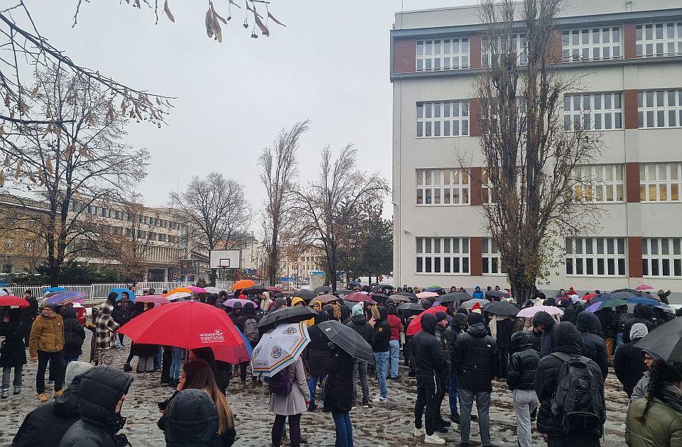 Anonimne prijave protiv profesora Zemunske gimnazije jer "izvode" decu na protest 15 minuta ćutanja