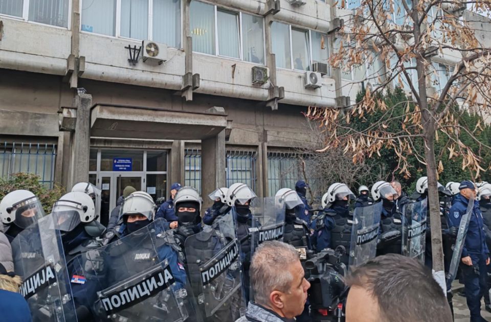 FOTO, VIDEO: Nakon guranja opozicionara i policije kod SUP-a ponovo mirno, blokiran i kolski ulaz