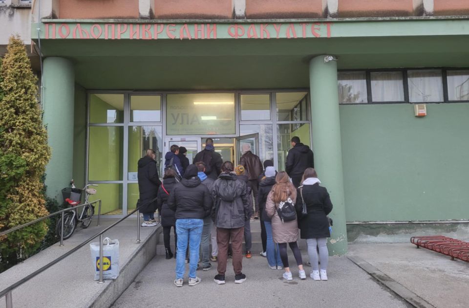 FOTO, VIDEO: Blokiran Poljoprivredni fakultet u Novom Sadu, glavni ulaz ograđen crvenom mrežom