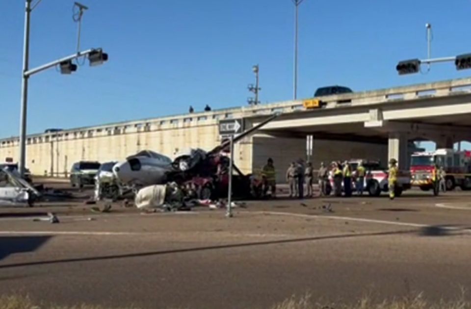 VIDEO Mali avion pao na auto-put u Teksasu: Udario tri automobila, jedna osoba teže povređena