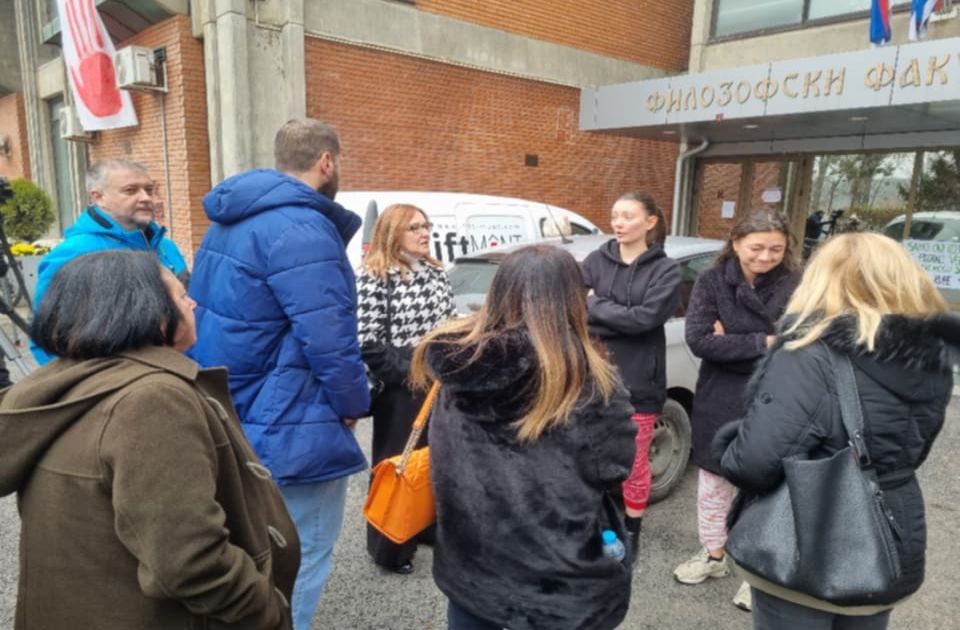 FOTO: Prosvetari došli u novosadski kampus da podrže studente u blokadama