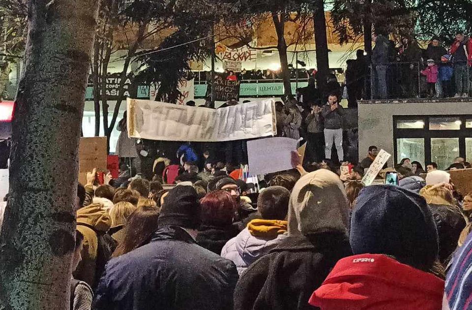 VIDEO Veliki broj studenata ispred RTS-a: "Ne lažite mi dedu", ostavili džakove sa lažnim novcem