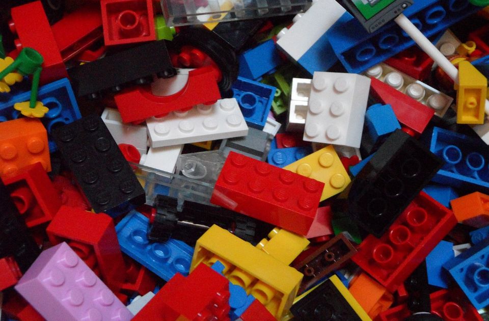 Lego će polovinu plastičnih kockica proizvoditi od recikliranih materijala