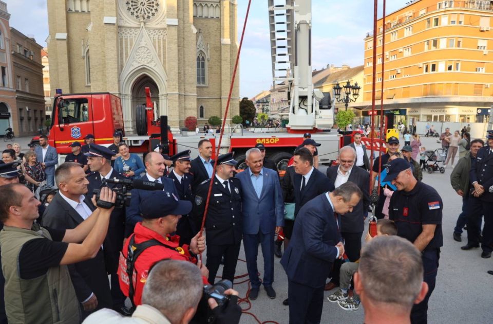 Novi Sad ulaže u bezbednost građana: Đurić i Dačić otvorili Vatrogasno-spasilačku jedinicu u Futogu