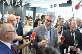 Vučić: Prvi put u Srbiji prosečna plata prešla 100.000 dinara, na odličnom smo putu