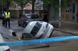 FOTO: Automobil propao u rupu koja se otvorila na ulici u Beogradu zbog pucanja cevi
