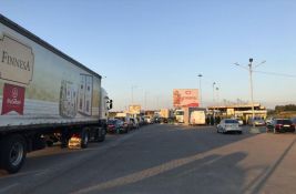 Na prelazu Merdare vozila čekaju do sat i po da bi ušla na Kosovo 