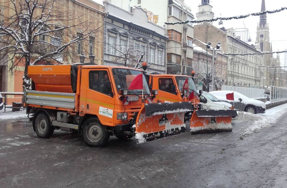 Zimska služba Novog Sada u pripravnosti zbog najavljenog snega: Od ove godine pomažu i vatrogasci