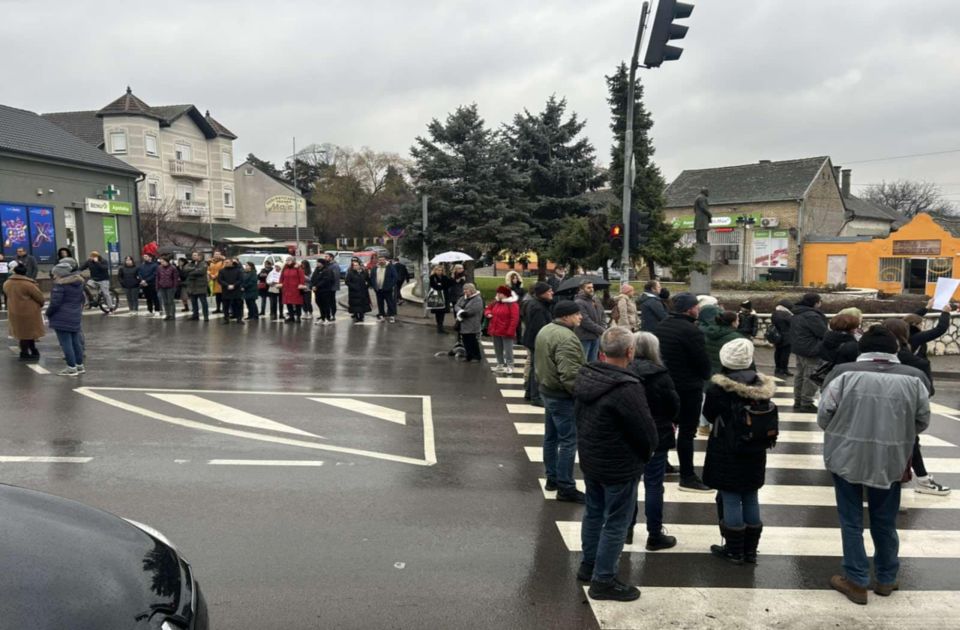 FOTO, VIDEO: Nastavnici i roditelji blokirali raskrsnicu u Sremskoj Kamenici