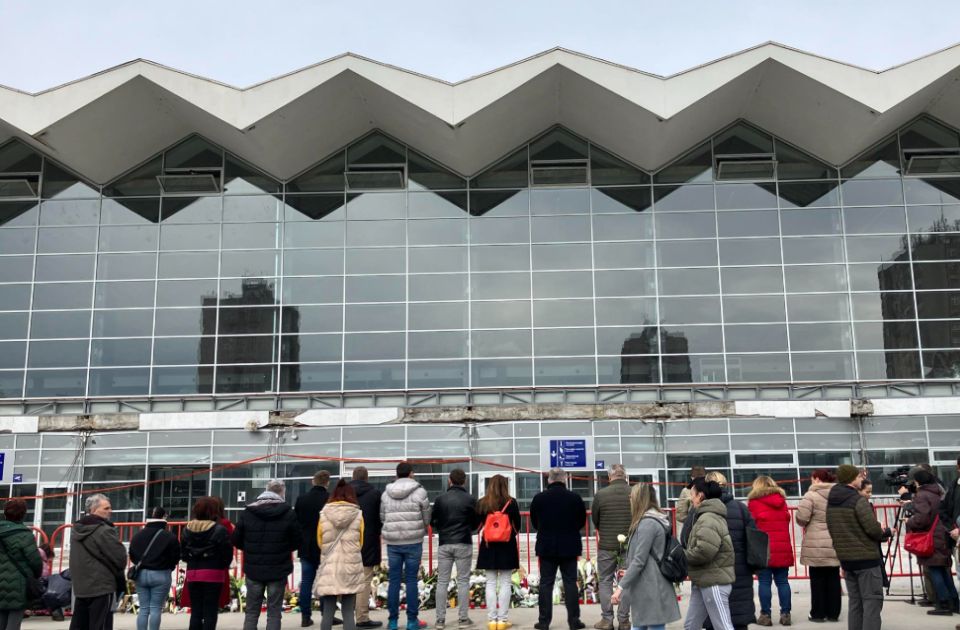 FOTO, VIDEO: Novosađani ispred Železničke stanice odaju poštu poginulima u padu nadstrešnice