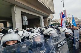 UŽIVO VIDEO: Građani jajima zasuli policiju ispred Skupštine Novog Sada, pa usledio haos