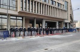 FOTO, VIDEO: Mićin izabran za gradonačelnika Novog Sada, policajci gađani jajima