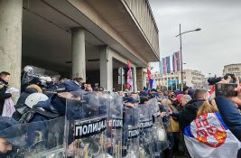 UŽIVO VIDEO: Građani jajima zasuli policiju ispred Skupštine Novog Sada, pa usledilo guranje