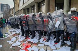 UŽIVO VIDEO: Građani jajima i farbom zasuli policiju, naprednjaci biraju novog gradonačelnika