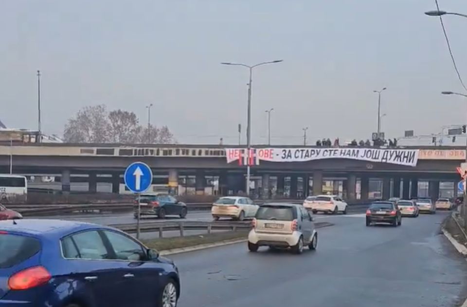 VIDEO: Natpis "Nema nove - za staru ste nam još dužni" u Beogradu uoči dočeka Nove godine