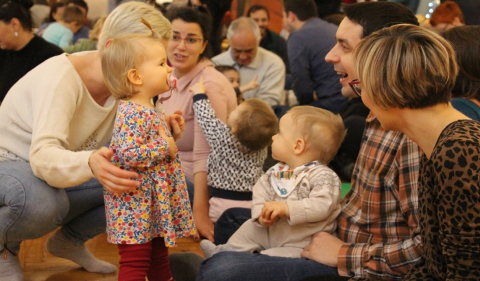 FOTO: Bebe igrale uz zvuke klavira u Galeriji Matice srpske