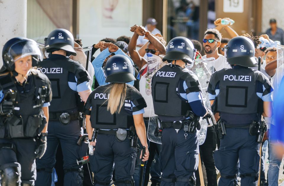 Nemiri u Štutgartu: Desetine povređenih, policajci i demonstranti hospitalizovani 