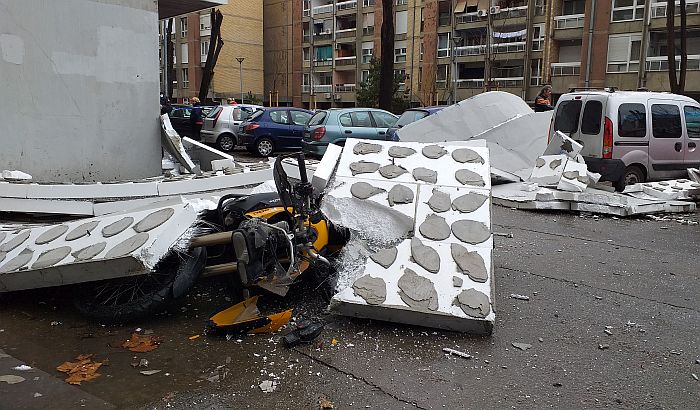 FOTO, VIDEO: Deo fasade zgrade u Balzakovoj 15 pao na motocikl i kola