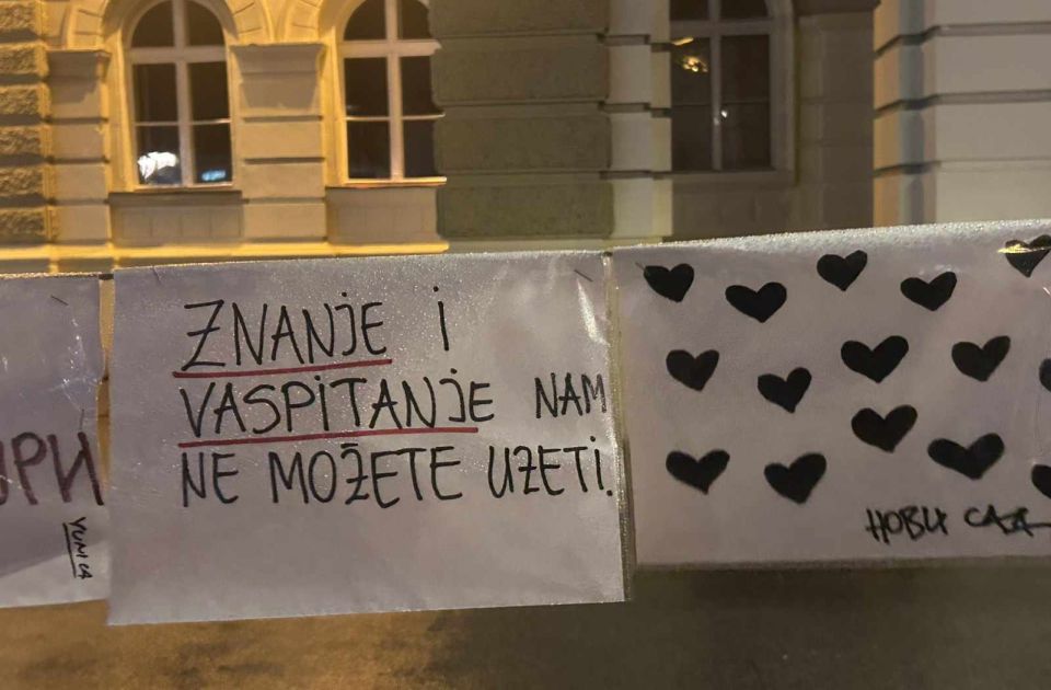 FOTO Građani ostavljali poruke ispred Gradske kuće: "Neću da živim u strahu"